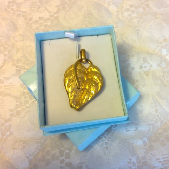 VTG Gold Tone Charm Vintage Leaf Floral Pendant - Picture 6 of 9